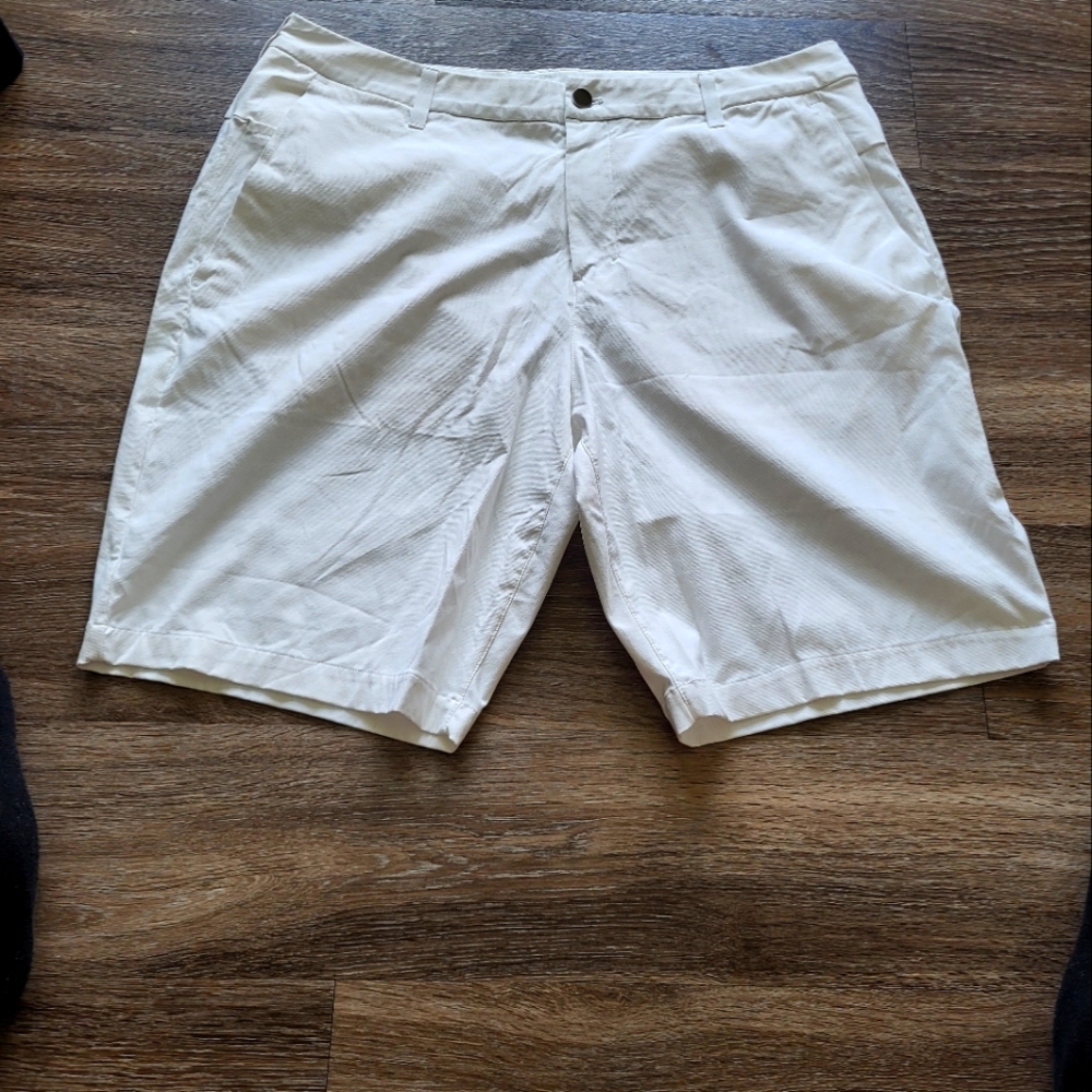Lululemon Athletica Men's Cream Flat Front Shorts